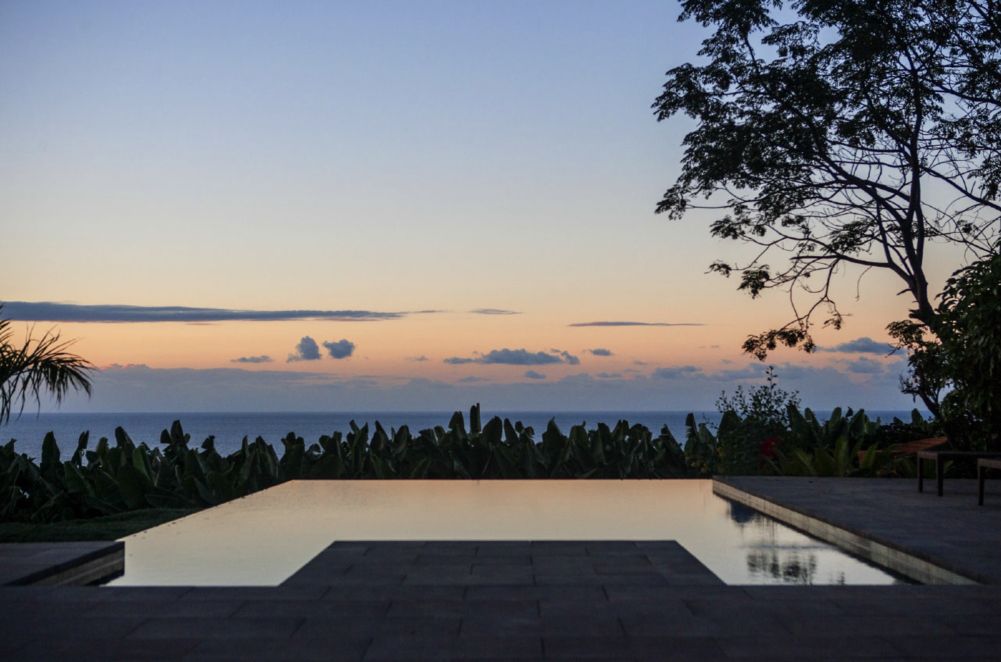 PISCINA INFINITY CON VISTAS AL OCÉANO