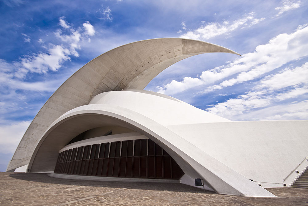 ARQUITECTURA FUTURISTA Y MONUMENTAL